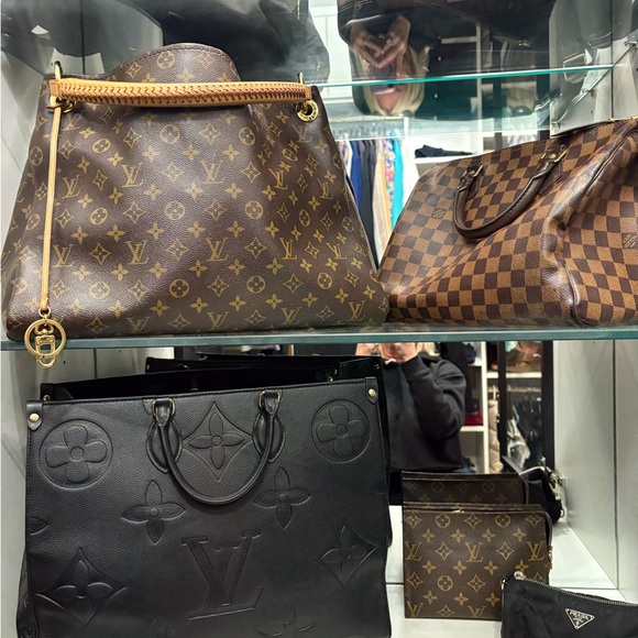 Great Condition Louis Vuitton Artsy MM Monogram with LV charm attachment! - Picture 3 of 7